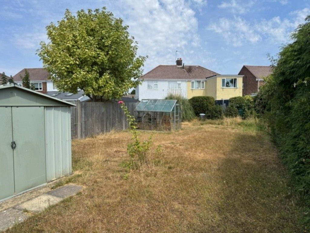 Lot: 228 - HOUSE WITH STRUCTURAL ISSUES FOR IMPROVEMENT - Rear garden looking away from the house